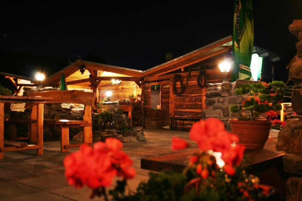 Pod Hradom Restaurant & Pension Topoľčany Kültér fotó
